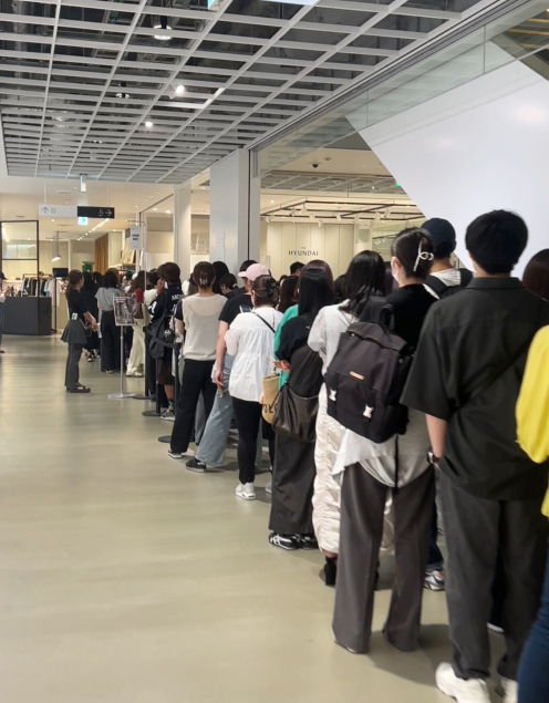 ▲5월 마뗑킴 일본 시부야 팝업스토어에서 현지 소비자들이 줄을 서있다. (사진제공=하고하우스)