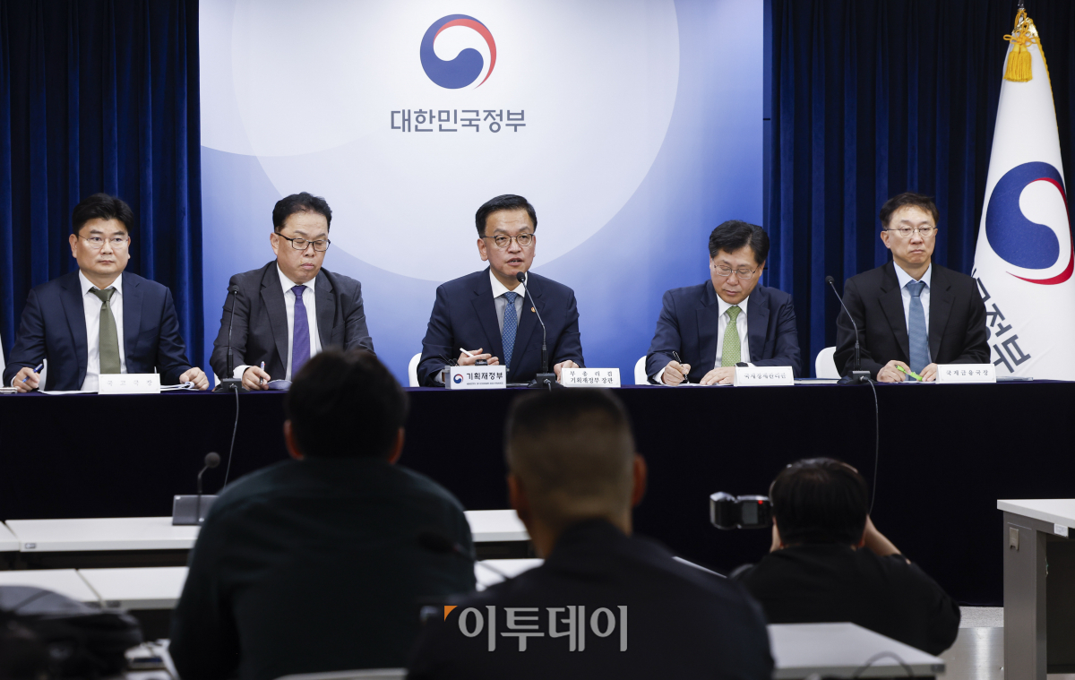 ▲최상목 경제부총리 겸 기획재정부 장관이 9일 서울 종로구 정부서울청사에서 세계국채지수(WGBI·World Government Bond Index) 편입결정 발표를 하고 있다. 조현호 기자 hyunho@