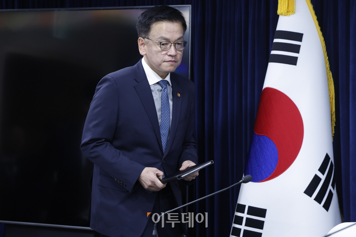 ▲최상목 경제부총리 겸 기획재정부 장관이 9일 서울 종로구 정부서울청사에서 세계국채지수(WGBI·World Government Bond Index) 편입결정 발표를 위해 브리핑실에 들어서고 있다. 조현호 기자 hyunho@