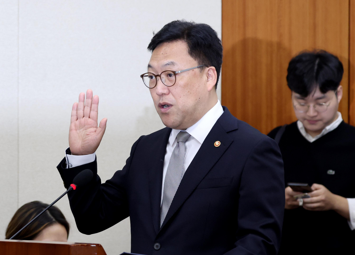 ▲김병환 금융위원장이 10일 서울 여의도 국회에서 열린 정무위원회의 금융위원회 등에 대한 국정감사에서 선서를 하고 있다. 신태현 기자 holjjak@