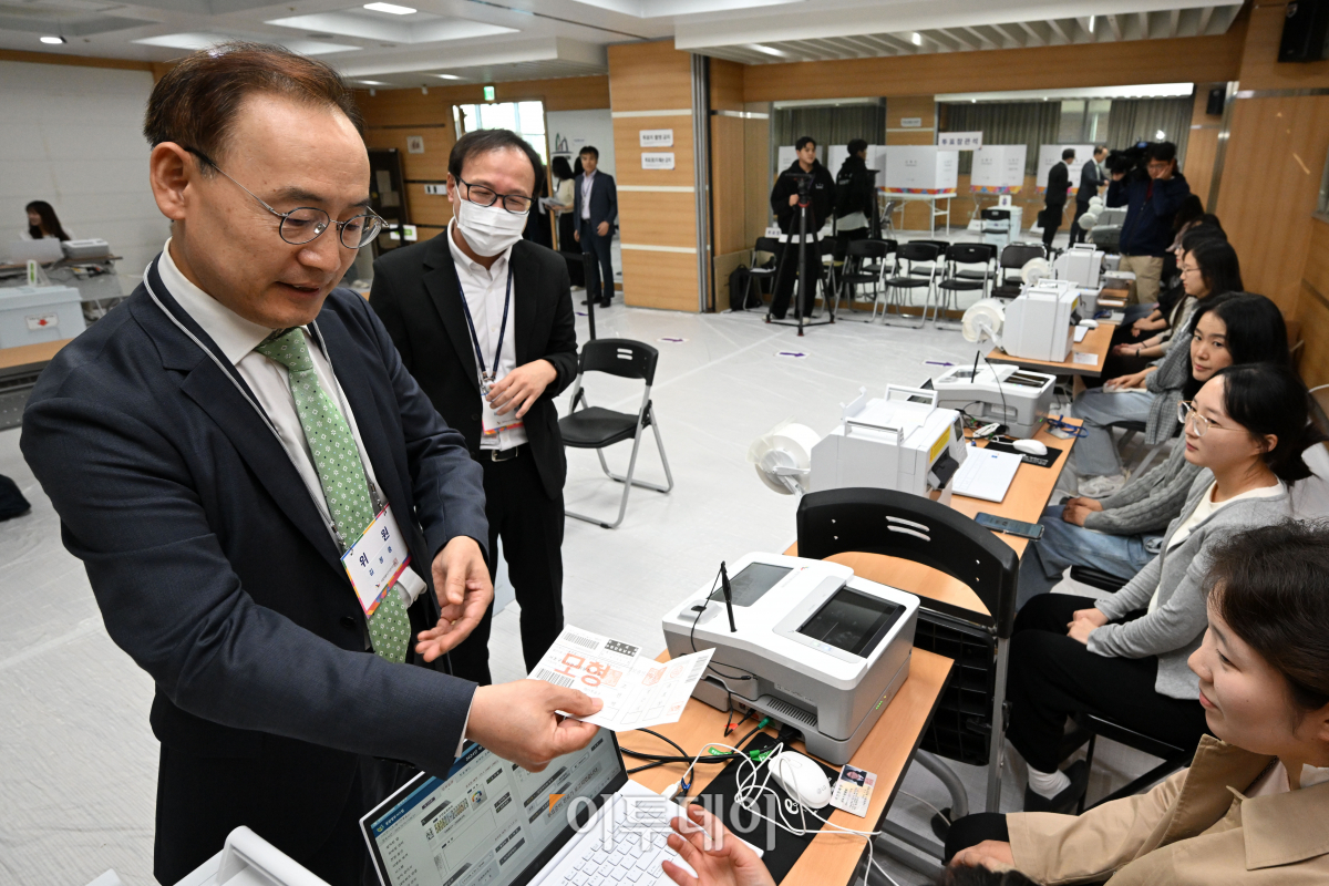 ▲김정중 서울시선거관리위원장이 서울시교육감 보궐선거 사전투표를 하루 앞둔 10일 서울 서초구 서초1동 주민센터에 마련된 사전투표소에서 투표 설비를 점검하고 있다. 조현호 기자 hyunho@