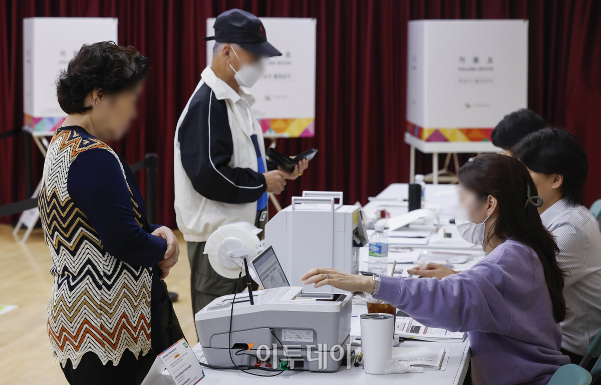 ▲서울시교육감 보궐선거 사전투표가 시작된 11일 서울 종로구 숭인1동 사전투표소에서 시민들이 사전 투표를 하기 위해 투표지를 받고 있다. 사전투표는 이날부터 12일까지 매일 오전 6시~오후 6시까지 진행된다. 본 투표는 16일에 진행된다. 조현호 기자 hyunho@