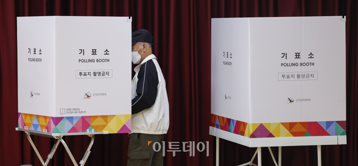 ▲서울시교육감 보궐선거 사전투표가 시작된 11일 서울 종로구 숭인1동 사전투표소에서 시민들이 사전 투표를 하고 있다. 사전투표는 이날부터 12일까지 매일 오전 6시~오후 6시까지 진행된다. 본 투표는 16일에 진행된다. 조현호 기자 hyunho@