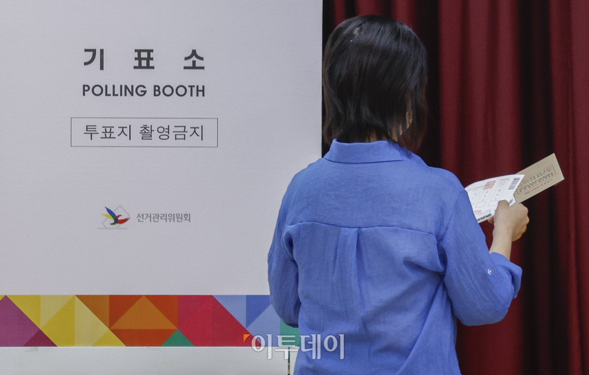 ▲서울시교육감 보궐선거 사전투표가 시작된 11일 서울 종로구 숭인1동 사전투표소에서 시민들이 사전 투표를 하고 있다. 사전투표는 이날부터 12일까지 매일 오전 6시~오후 6시까지 진행된다. 본 투표는 16일에 진행된다. 조현호 기자 hyunho@