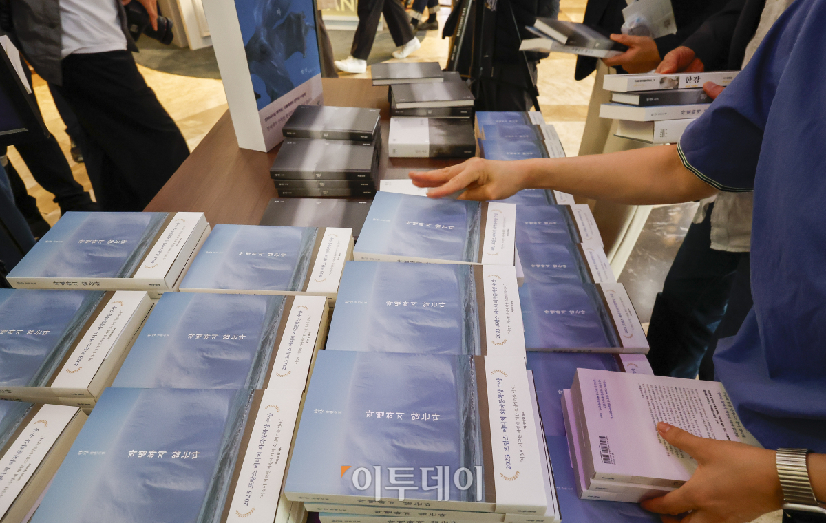 ▲11일 서울 종로구 교보문고에서 시민들이 2024년 노벨문학상을 수상한 작가 한강의 책을 구매하고 있다. 스웨덴 한림원은 10일 한국인 소설가 한강을 노벨문학상 수상자로 선정했다. 한국 작가 가운데 노벨 문학상 수상은 한강 작가가 처음이다. 조현호 기자 hyunho@