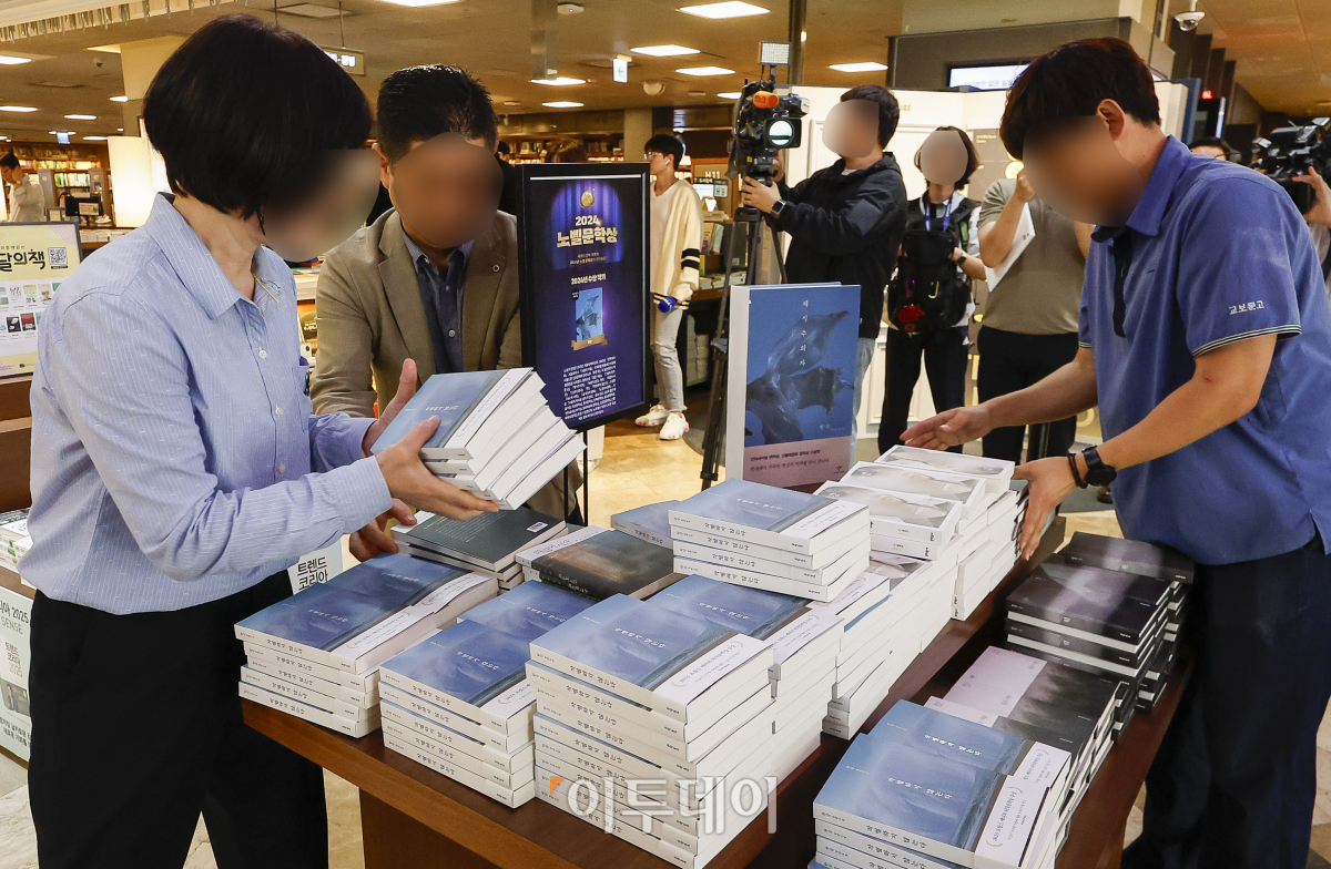 ▲11일 서울 종로구 교보문고에서 관계자들이 2024년 노벨문학상을 수상한 작가 한강의 책을 진열하고 있다. 스웨덴 한림원은 10일 한국인 소설가 한강을 노벨문학상 수상자로 선정했다. 한국 작가 가운데 노벨 문학상 수상은 한강 작가가 처음이다. 조현호 기자 hyunho@