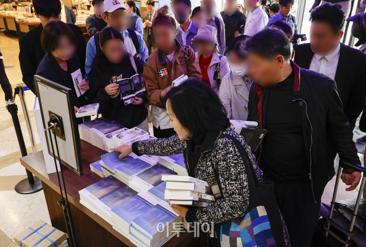 ▲지난해 10월 서울 종로구 교보문고에서 시민들이 2024년 노벨문학상을 수상한 작가 한강의 책을 구매하고 있는 모습. 조현호 기자 hyunho@
