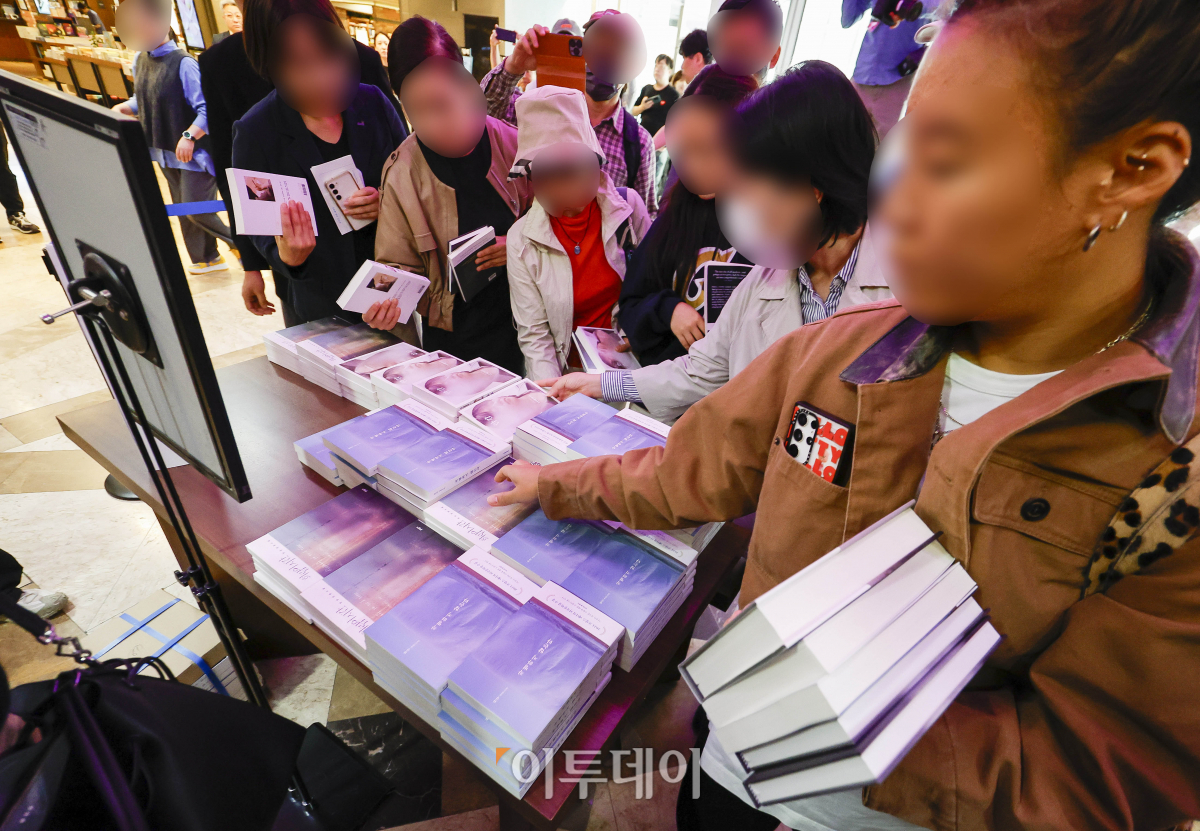 ▲11일 서울 종로구 교보문고에서 시민들이 2024년 노벨문학상을 수상한 작가 한강의 책을 구매하고 있다. 스웨덴 한림원은 10일 한국인 소설가 한강을 노벨문학상 수상자로 선정했다. 한국 작가 가운데 노벨 문학상 수상은 한강 작가가 처음이다. 조현호 기자 hyunho@