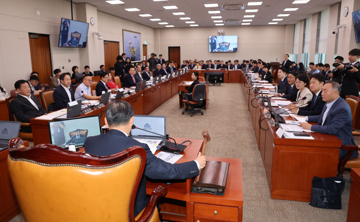 ▲11일 오전 서울 여의도 국회에서 열린 산업통상자원중소벤처기업위원회 국정감사에서 이철규 위원장이 감사중지를 선언하며 의사봉을 두드리고 있다. 이날 박지혜 더불어민주당 의원의 의사진행 발언으로 양당 고성이 오가며  잠시 감사중지 됐다. 2024.10.11.  (뉴시스)