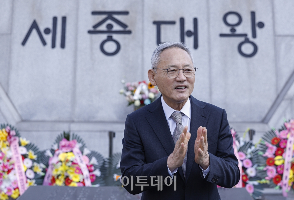 ▲유인촌 문화체육관광부 장관이 9일 서울 종로구 광화문광장 세종대왕 동상 앞에서 열린 세종대왕께 꽃 바치기 행사에서 인사말을 하고 있다. 조현호 기자 hyunho@ (이투데이DB)
