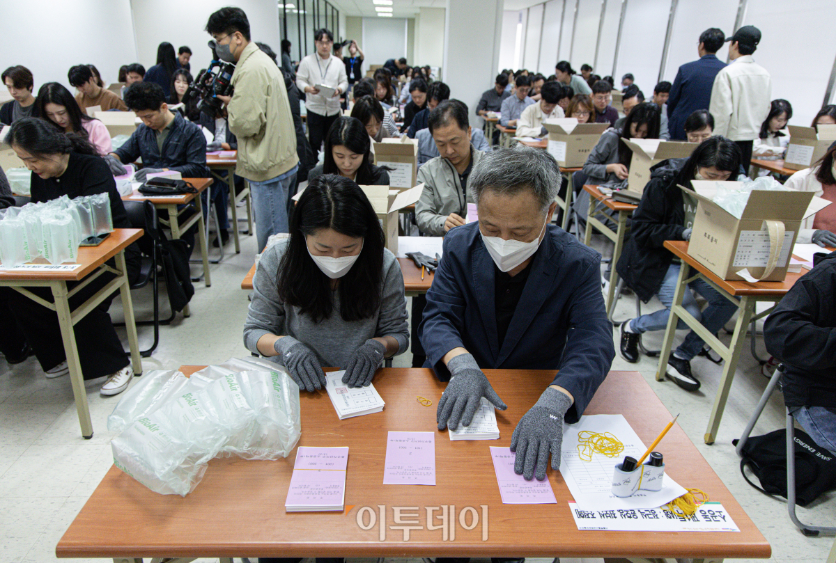 ▲서울시교육감 보궐선거를 이틀 앞둔 14일 서울 중구선거관리위원회 사무실에서 각 동의 투표관리관들이 투표 관련 교육을 받은 후 해당 투표구에서 사용될 투표용지를 검수하고 있다. 조현호 기자 hyunho@