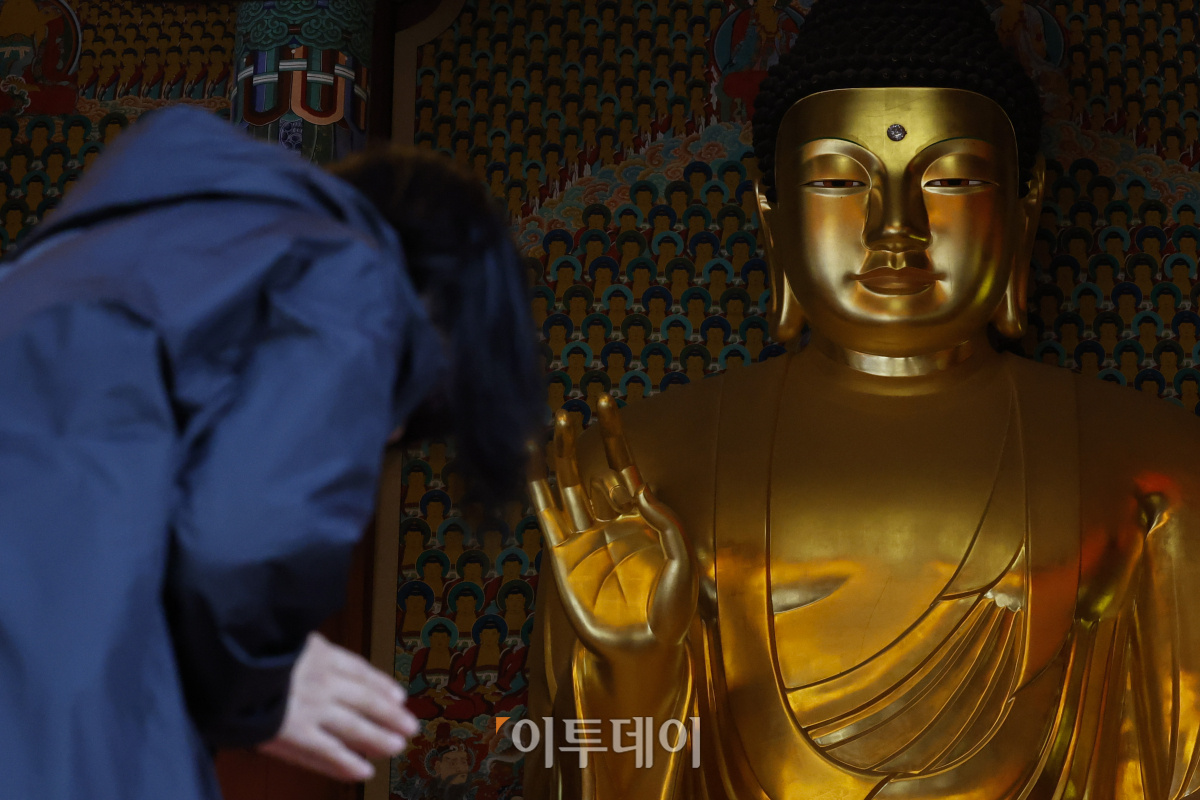 ▲2025학년도 대학수학능력시험이 30일 앞둔 15일 서울 종로구 조계사에서 학부모들이 기도를 하고 있다. 조현호 기자 hyunho@