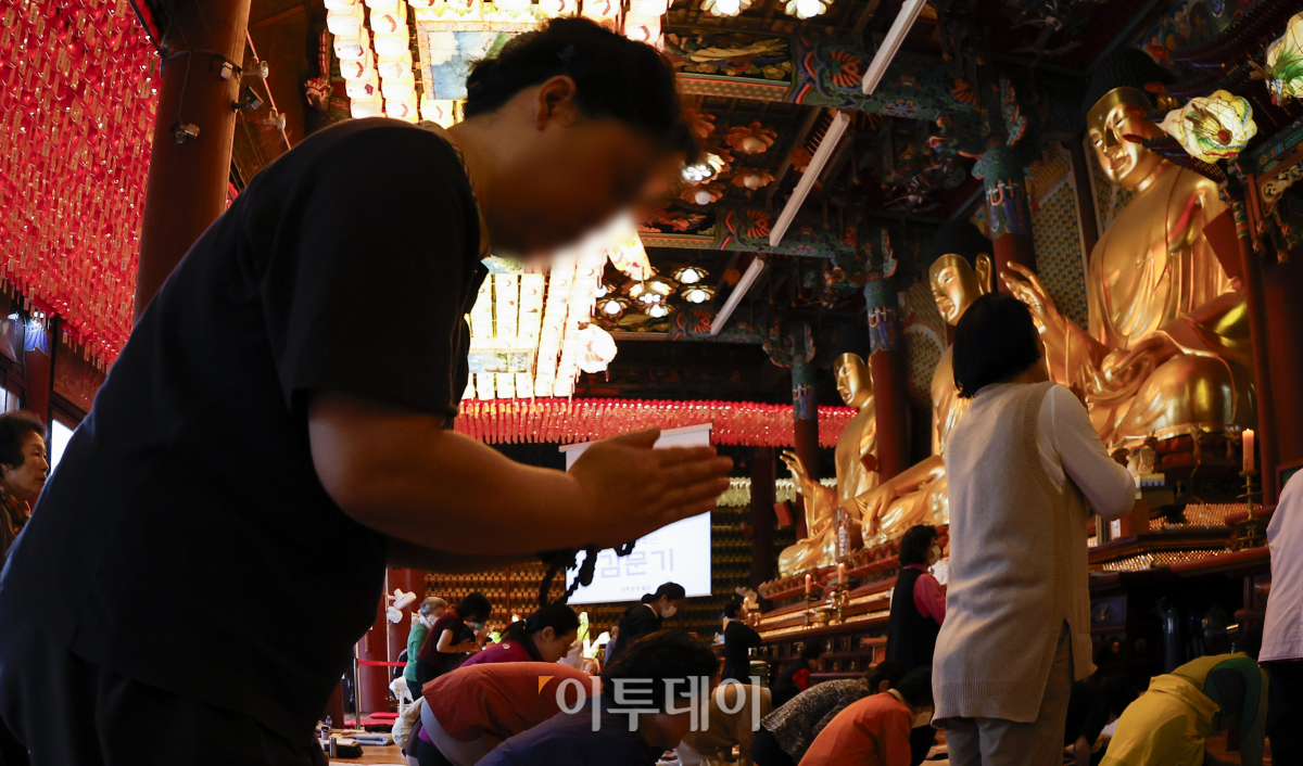 ▲2025학년도 대학수학능력시험이 30일 앞둔 15일 서울 종로구 조계사에서 학부모들이 기도를 하고 있다. 조현호 기자 hyunho@