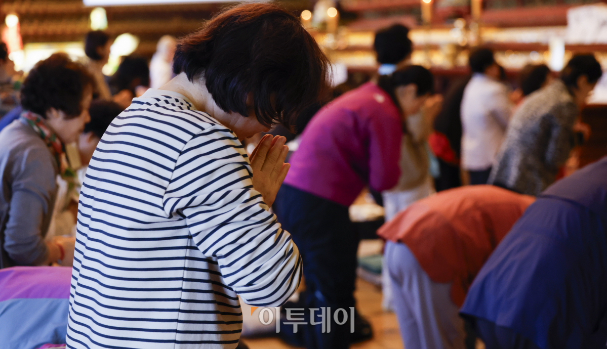 ▲2025학년도 대학수학능력시험이 30일 앞둔 15일 서울 종로구 조계사에서 학부모들이 기도를 하고 있다. 조현호 기자 hyunho@