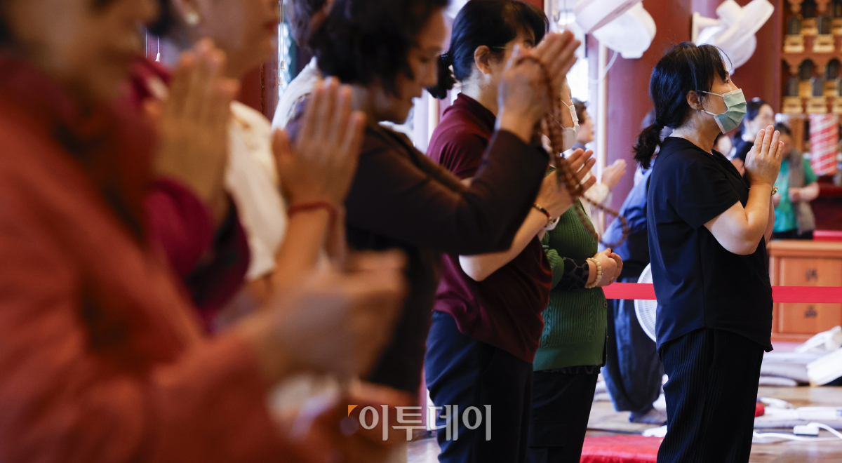 ▲2025학년도 대학수학능력시험이 30일 앞둔 15일 서울 종로구 조계사에서 학부모들이 기도를 하고 있다. 조현호 기자 hyunho@