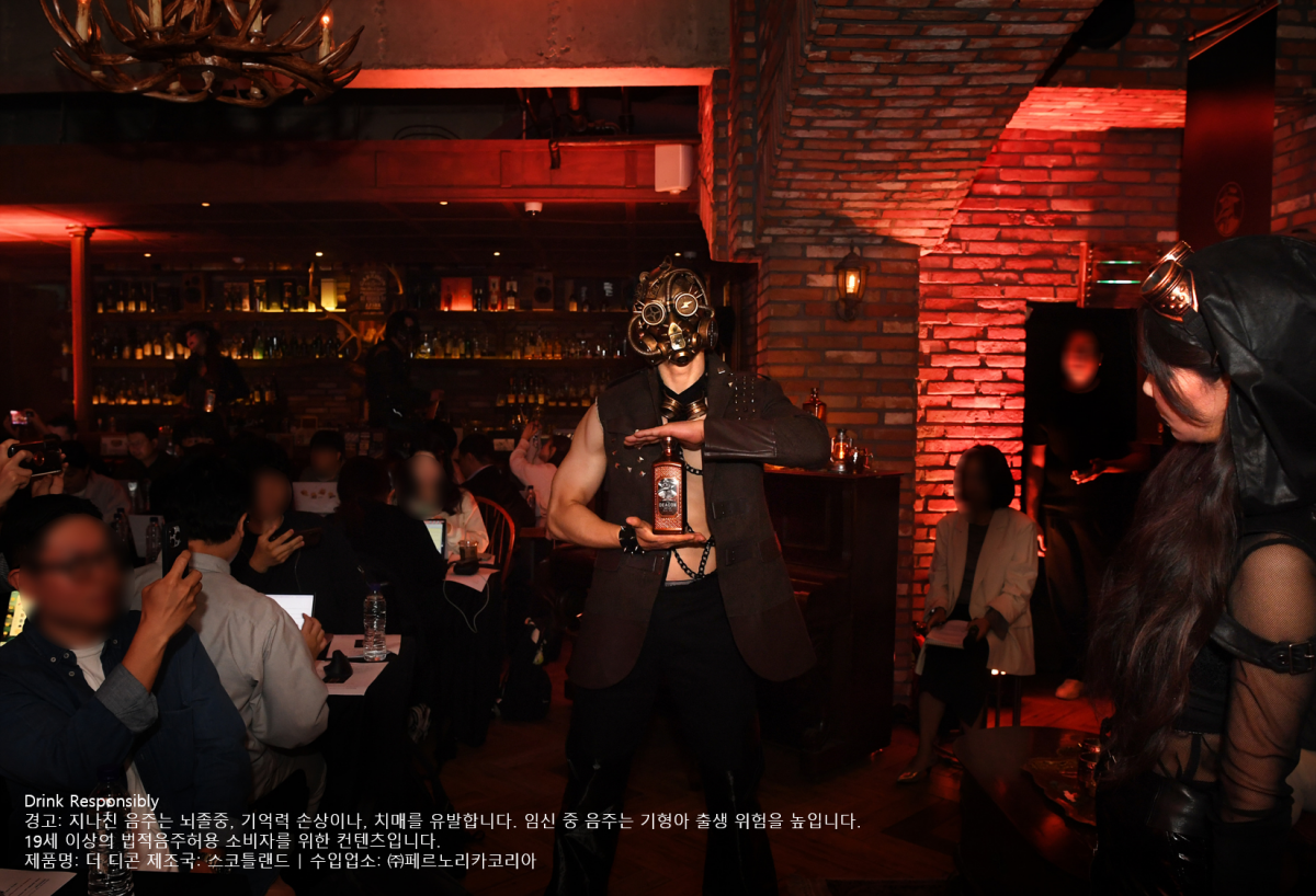 ▲모델이 스카치 위스키 '더 디콘'을 소개하고 있다. (사진제공=페르노리카코리아)