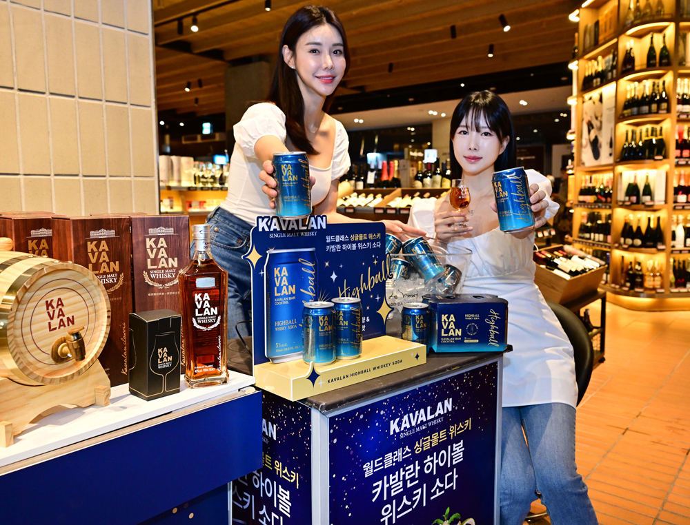 ▲카발란 하이볼 위스키 소다 시음행사가 진행되고 있다. (사진제공=골든블루)