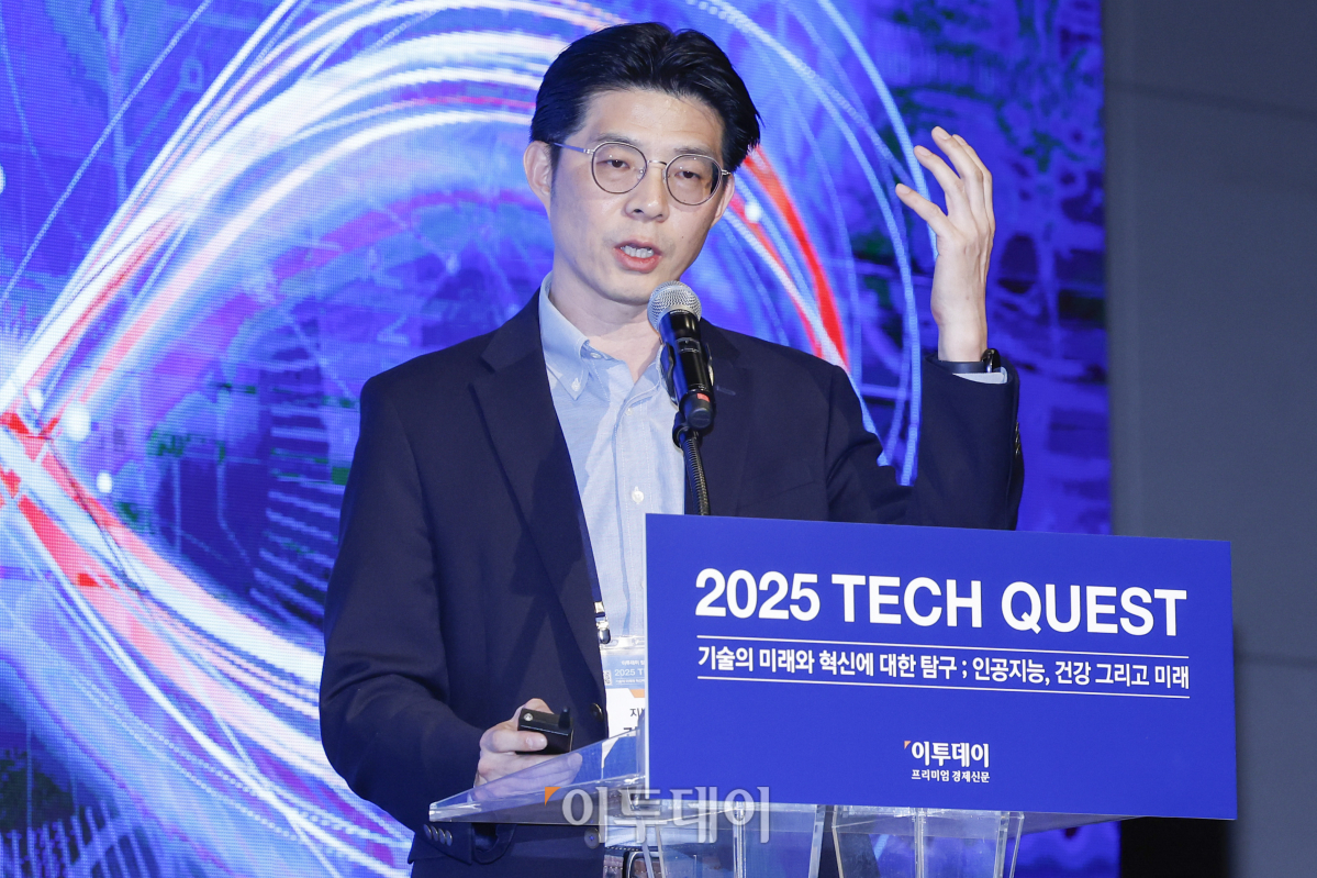 ▲김병관 지브레인 대표이사가 17일 서울 여의도 중소기업중앙회에서 열린 ‘2025 테크 퀘스트(Tech Quest)’에서 '이식형 BCI: 질병과 장애 극복의 새로운 도전'을 주제로 발표하고 있다. 이투데이가 창간 14주년을 맞이해 ‘인공지능, 건강 그리고 미래(AI, Health & Future)’를 주제로 마련한 ‘2025 테크 퀘스트; 기술의 미래와 혁신에 대한 탐구’는 기술로 사회에 이로운 변화를 견인하고 IT, 산업, 금융의 발전에 이바지할 수 있도록 미래 기술의 글로벌 기준을 가장 빠르게 제시하는 뉴 노멀(New Normal) 예측의 장이다. 조현호 기자 hyunho@