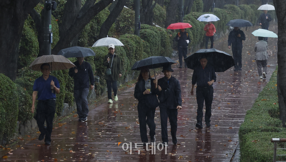 ▲전국에 가을비가 내린 18일 서울 송파구 석촌호수에서 우산을 쓴 시민들이 발걸음을 옮기고 있다. 기상청은 이날부터 19일 오전까지 전국 대부분 지역에 시간당 20~30㎜ 비가 내리겠다고 예보했다. 이틀간 예상 강수량은 수도권, 서해5도, 강원내륙, 대전, 세종, 충청 20~60㎜, 부산, 울산, 경남 남해안, 경북 북부, 울릉도·독도 30~80㎜, 대구, 경북 남부, 경남내륙 10~50㎜, 제주도 10~60㎜ 등이다. 비가 그친 후에는 북쪽에서 찬 공기가 남하하면서 전국 대부분 지역에서 아침 기온은 10도 내외 급격한 기온 변화로 인한 건강관리에 유의해야 한다. 조현호 기자 hyunho@