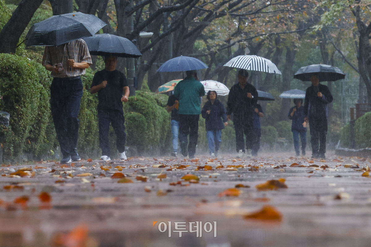 ▲전국에 가을비가 내린 18일 서울 송파구 석촌호수에서 우산을 쓴 시민들이 발걸음을 옮기고 있다. 기상청은 이날부터 19일 오전까지 전국 대부분 지역에 시간당 20~30㎜ 비가 내리겠다고 예보했다. 이틀간 예상 강수량은 수도권, 서해5도, 강원내륙, 대전, 세종, 충청 20~60㎜, 부산, 울산, 경남 남해안, 경북 북부, 울릉도·독도 30~80㎜, 대구, 경북 남부, 경남내륙 10~50㎜, 제주도 10~60㎜ 등이다. 비가 그친 후에는 북쪽에서 찬 공기가 남하하면서 전국 대부분 지역에서 아침 기온은 10도 내외 급격한 기온 변화로 인한 건강관리에 유의해야 한다. 조현호 기자 hyunho@
