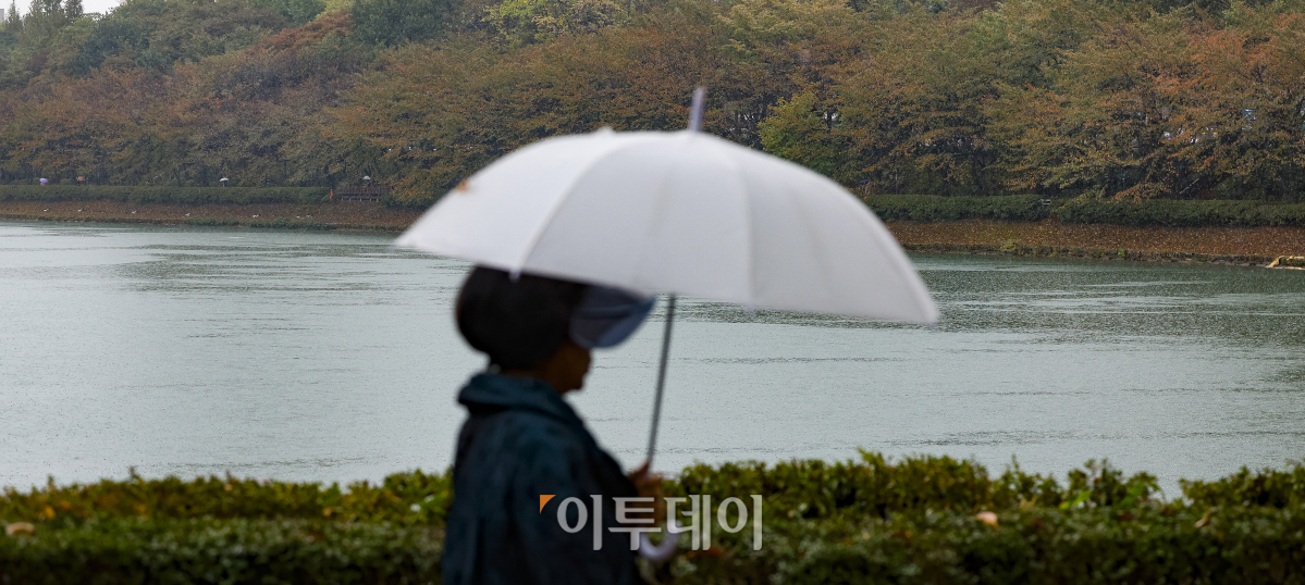 ▲전국에 가을비가 내린 18일 서울 송파구 석촌호수에서 우산을 쓴 시민들이 발걸음을 옮기고 있다. 기상청은 이날부터 19일 오전까지 전국 대부분 지역에 시간당 20~30㎜ 비가 내리겠다고 예보했다. 이틀간 예상 강수량은 수도권, 서해5도, 강원내륙, 대전, 세종, 충청 20~60㎜, 부산, 울산, 경남 남해안, 경북 북부, 울릉도·독도 30~80㎜, 대구, 경북 남부, 경남내륙 10~50㎜, 제주도 10~60㎜ 등이다. 비가 그친 후에는 북쪽에서 찬 공기가 남하하면서 전국 대부분 지역에서 아침 기온은 10도 내외 급격한 기온 변화로 인한 건강관리에 유의해야 한다. 조현호 기자 hyunho@