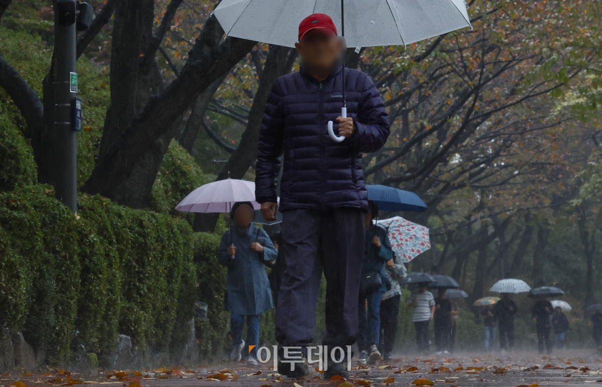 ▲전국에 가을비가 내린 18일 서울 송파구 석촌호수에서 우산을 쓴 시민들이 발걸음을 옮기고 있다. 기상청은 이날부터 19일 오전까지 전국 대부분 지역에 시간당 20~30㎜ 비가 내리겠다고 예보했다. 이틀간 예상 강수량은 수도권, 서해5도, 강원내륙, 대전, 세종, 충청 20~60㎜, 부산, 울산, 경남 남해안, 경북 북부, 울릉도·독도 30~80㎜, 대구, 경북 남부, 경남내륙 10~50㎜, 제주도 10~60㎜ 등이다. 비가 그친 후에는 북쪽에서 찬 공기가 남하하면서 전국 대부분 지역에서 아침 기온은 10도 내외 급격한 기온 변화로 인한 건강관리에 유의해야 한다. 조현호 기자 hyunho@
