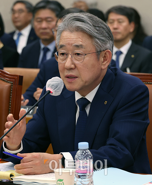 ▲강호동 농업협동조합중앙회장이 18일 서울 여의도 국회 농림축산식품해양수산위원회의 국정감사에서 의원 질의에 답하고 있다. 고이란 기자 photoeran@