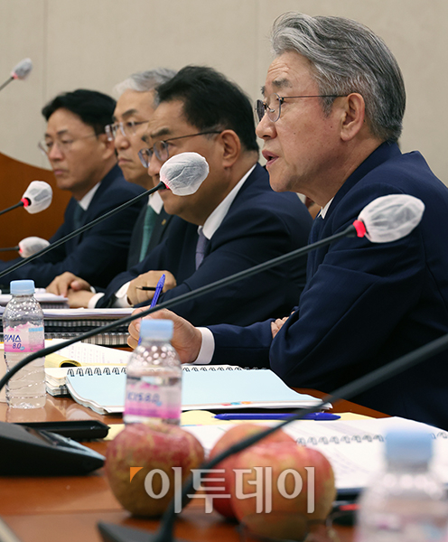 ▲강호동 농업협동조합중앙회 회장이 18일 서울 여의도 국회 농림축산식품해양수산위원회의 국정감사에서 의원 질의에 답하고 있다. 고이란 기자 photoeran@