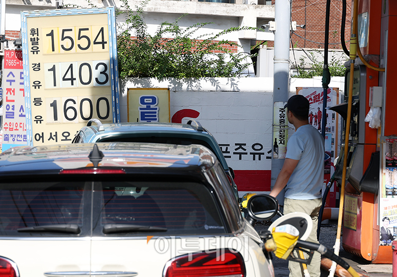 ▲휘발유와 경유 주간 평균 가격이 12주만에 상승했다. 20일 한국석유공사 유가정보시스템 오피넷에 따르면 10월 셋째 주 전국 주유소의 휘발유 평균 판매가격은 전주보다 6.2원 오른 리터(ℓ)당 1591.6원으로 집계됐다. 경유 평균 판매가는 전주보다 4.9원 상승한 리터(ℓ)당 1421.5원을 나타냈다. 사진은 이날 서울의 한 주유소. 고이란 기자 photoeran@