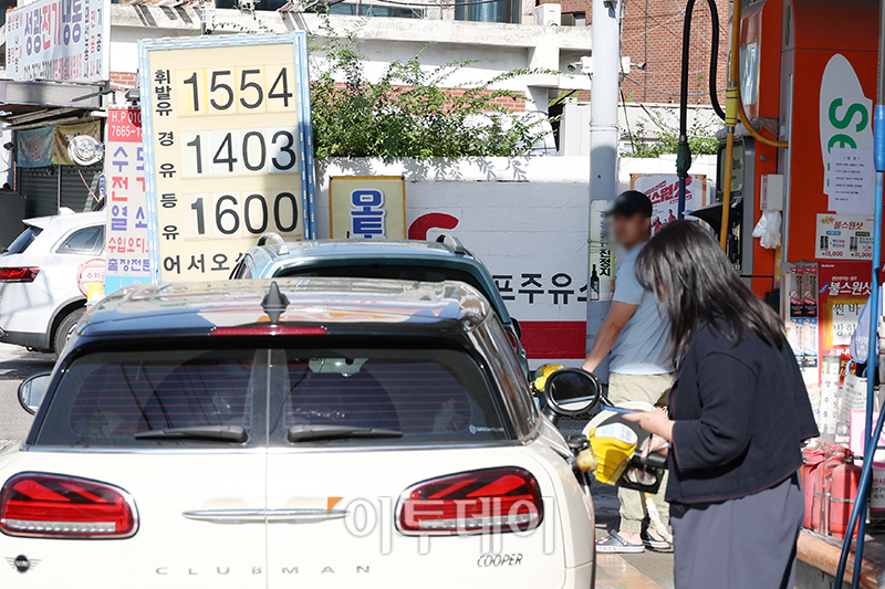 ▲휘발유와 경유 주간 평균 가격이 12주만에 상승했다. 20일 한국석유공사 유가정보시스템 오피넷에 따르면 10월 셋째 주 전국 주유소의 휘발유 평균 판매가격은 전주보다 6.2원 오른 리터(ℓ)당 1591.6원으로 집계됐다. 경유 평균 판매가는 전주보다 4.9원 상승한 리터(ℓ)당 1421.5원을 나타냈다. 사진은 이날 서울의 한 주유소. 고이란 기자 photoeran@