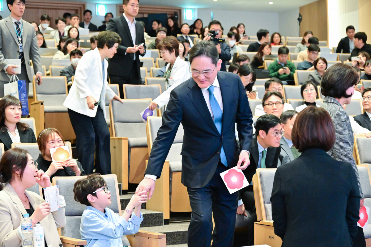 ▲이재용 삼성전자 회장이 서울대어린이병원에서 열린 '이건희 소아암ㆍ희귀질환 극복사업, 함께 희망을 열다, 미래를 열다' 행사에 참석해 환아와 인사를 나누고 있다. (사진=삼성전자)