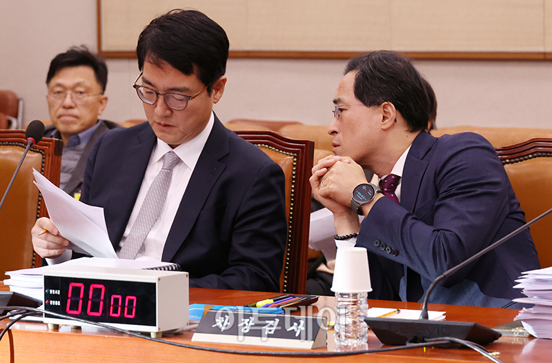 ▲심우정(왼쪽) 검찰총장과 이진동 대검찰청 차장검사가 21일 서울 여의도 국회 법제사법위원회의 국정감사에서 대화하고 있다. 고이란 기자 photoeran@