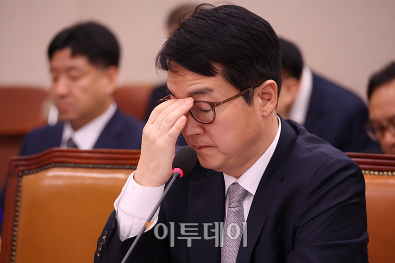 ▲심우정 검찰총장이 21일 서울 여의도 국회 법제사법위원회의 국정감사에서 얼굴을 만지고 있다. 고이란 기자 photoeran@