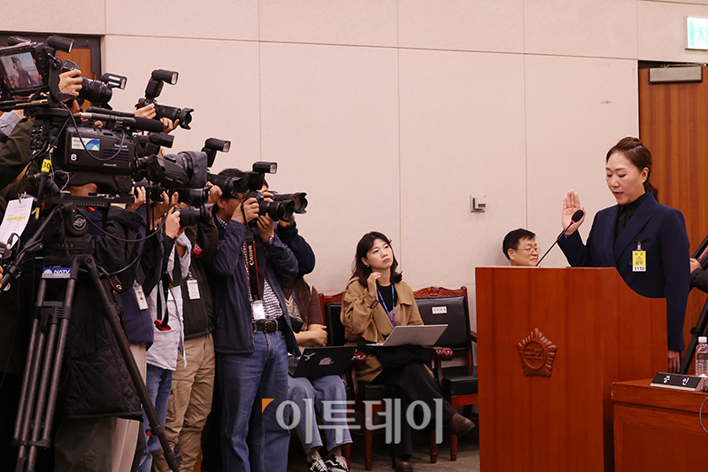 ▲김건희 여사의 '공천개입 의혹'을 제기한 강혜경 씨가 21일 서울 여의도 국회 법제사법위원회의 국정감사에 출석해 증인선서를 하고 있다. 고이란 기자 photoeran@
