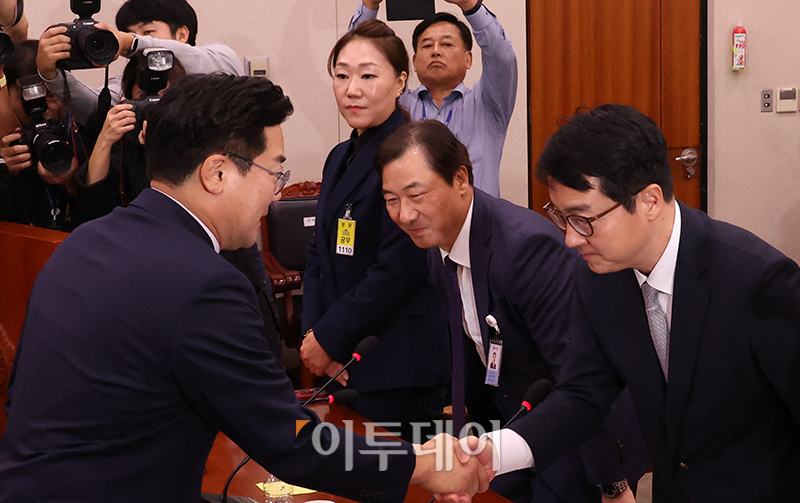 ▲심우정 검찰총장이 21일 서울 여의도 국회 법제사법위원회의 국정감사에서 격려 방문한 박찬대 더불어민주당 원내대표와 악수하고 있다. 왼쪽부터 박 원내대표, 강혜경 증인, 윤재순 대통령비서실 총무비서관, 심 검찰총장. 고이란 기자 photoeran@