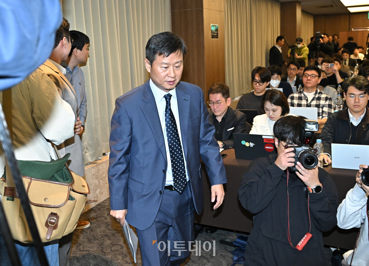 ▲박기덕 고려아연 대표이사가 22일 서울 중구 코리아나호텔에서 열린 영풍-MBK파트너스 연합과의 경영권 분쟁 관련 긴급 기자회견에 참석하고 있다. 조현호 기자 hyunho@