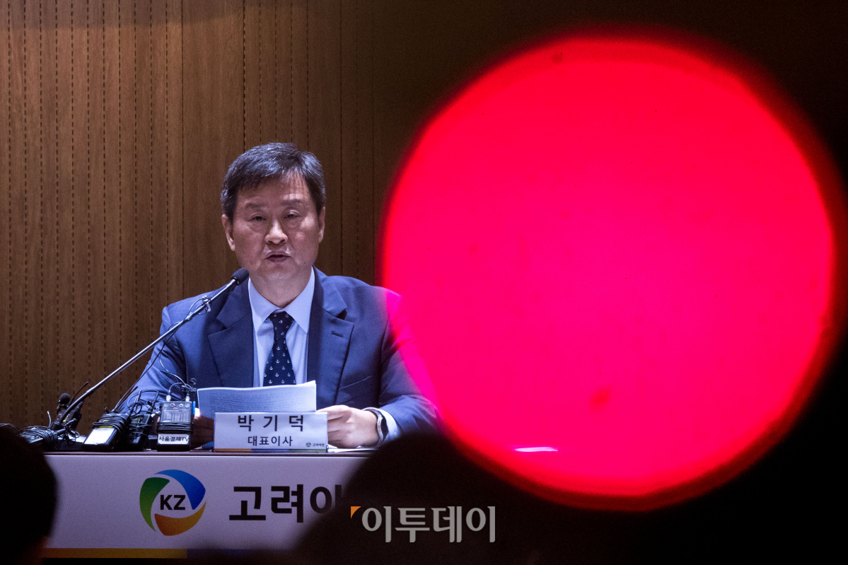 ▲박기덕 고려아연 대표이사가 22일 서울 중구 코리아나호텔에서 영풍-MBK파트너스 연합과의 경영권 분쟁 관련 긴급 기자회견을 하고 있다. 조현호 기자 hyunho@