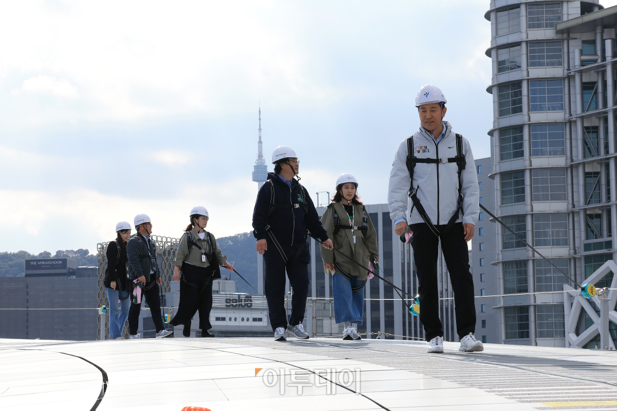 ▲오세훈 서울시장과 참가자들이 23일 서울 중구 DDP(동대문디자인플라자)에서 열린 'DDP 루프탑 프레스 투어'에서 도심 풍경을 둘러보고 있다. 오 시장이 아이디어를 낸 DDP 루프탑 투어는 25일부터 내달 17일까지 금요일~일요일 하루 2회 운영되며, 1회당 10명씩 총 220명이 참여한다. 조현호 기자 hyunho@