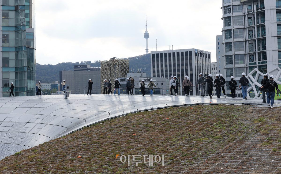 ▲오세훈 서울시장과 참가자들이 23일 서울 중구 DDP(동대문디자인플라자)에서 열린 'DDP 루프탑 프레스 투어'에서 도심 풍경을 둘러보고 있다. 오 시장이 아이디어를 낸 DDP 루프탑 투어는 25일부터 내달 17일까지 금요일~일요일 하루 2회 운영되며, 1회당 10명씩 총 220명이 참여한다. 조현호 기자 hyunho@