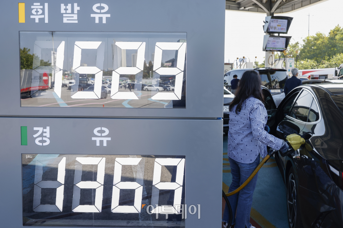 ▲11월부터 유류세 인하폭 축소, 중동 분쟁 확산으로 인한 국제유가 상승으로 주유소 기름값이 오를 것으로 전망된다. 24일 기획재정부에 따르면 정부는 연말까지 유류세 인하 조치를 연장하되 인하폭을 감소한다고 밝혔다. 교통·에너지 환경세법 시행령 및 개별소비세법 시행령 개정안을 보면 다음 달 1일부터 유류세 인하폭은 휘발유는 20%에서 15%로, 경유는 30%에서 23%로 각각 축소된다. 현재 유류세는 휘발유는 리터당 164원 인하된 656원, 경유는 리터당 174원 내려 407원을 부과하고 있다. 이번 세율 조정에 따라 다음달부터 휘발유 유류세는 리터당 698원, 경유 유류세는 448원으로 각각 42원, 41원 오른다. 이날 서울 만남의광장 휴게소에 유가 정보가 게시돼 있다. 조현호 기자 hyunho@