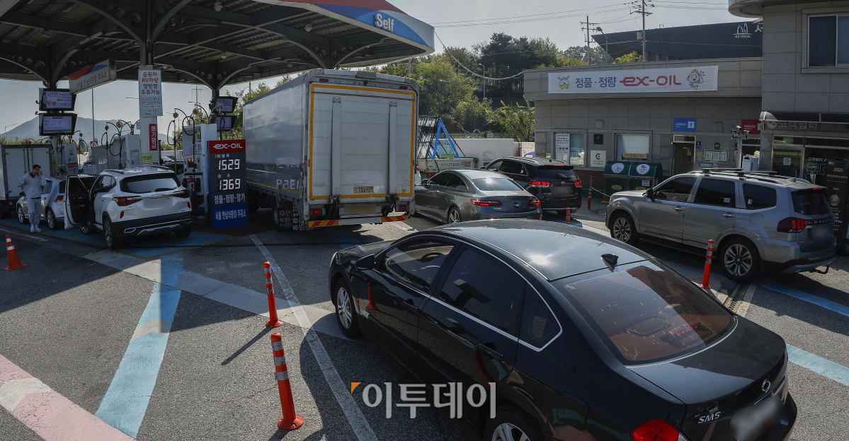 ▲11월부터 유류세 인하폭 축소, 중동 분쟁 확산으로 인한 국제유가 상승으로 주유소 기름값이 오를 것으로 전망된다. 24일 기획재정부에 따르면 정부는 연말까지 유류세 인하 조치를 연장하되 인하폭을 감소한다고 밝혔다. 교통·에너지 환경세법 시행령 및 개별소비세법 시행령 개정안을 보면 다음 달 1일부터 유류세 인하폭은 휘발유는 20%에서 15%로, 경유는 30%에서 23%로 각각 축소된다. 현재 유류세는 휘발유는 리터당 164원 인하된 656원, 경유는 리터당 174원 내려 407원을 부과하고 있다. 이번 세율 조정에 따라 다음달부터 휘발유 유류세는 리터당 698원, 경유 유류세는 448원으로 각각 42원, 41원 오른다. 이날 서울 만남의광장 휴게소에 유가 정보가 게시돼 있다. 조현호 기자 hyunho@