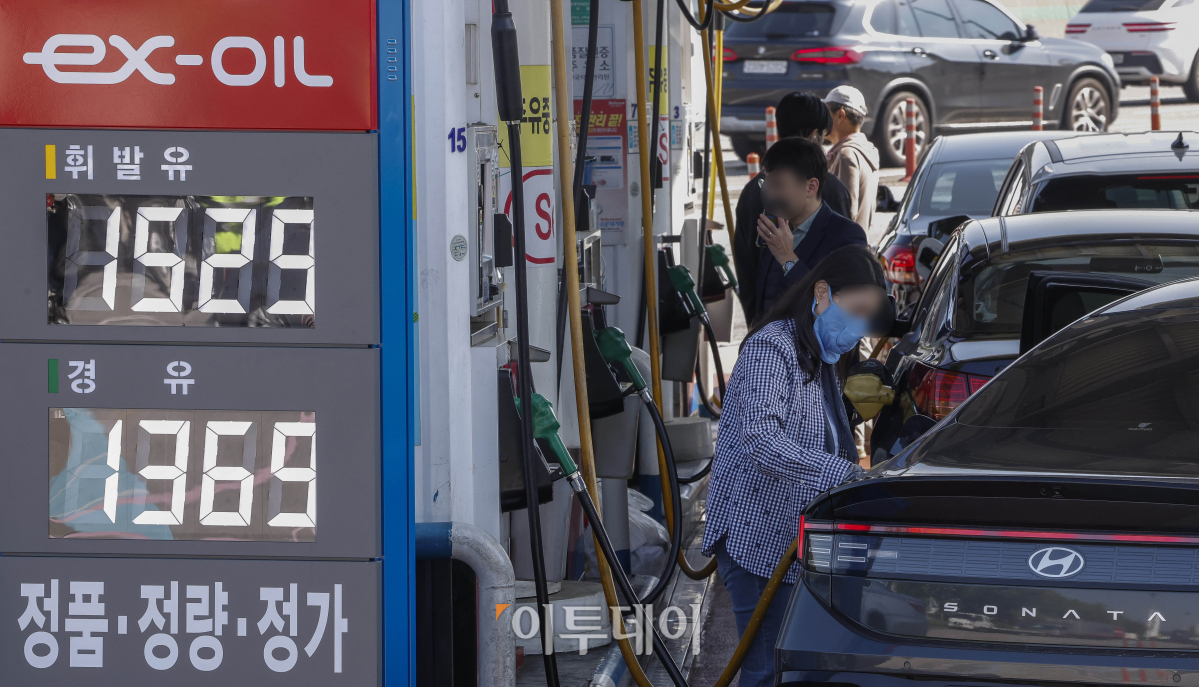 ▲11월부터 유류세 인하폭 축소, 중동 분쟁 확산으로 인한 국제유가 상승으로 주유소 기름값이 오를 것으로 전망된다. 24일 기획재정부에 따르면 정부는 연말까지 유류세 인하 조치를 연장하되 인하폭을 감소한다고 밝혔다. 교통·에너지 환경세법 시행령 및 개별소비세법 시행령 개정안을 보면 다음 달 1일부터 유류세 인하폭은 휘발유는 20%에서 15%로, 경유는 30%에서 23%로 각각 축소된다. 현재 유류세는 휘발유는 리터당 164원 인하된 656원, 경유는 리터당 174원 내려 407원을 부과하고 있다. 이번 세율 조정에 따라 다음달부터 휘발유 유류세는 리터당 698원, 경유 유류세는 448원으로 각각 42원, 41원 오른다. 이날 서울 만남의광장 휴게소에 유가 정보가 게시돼 있다. 조현호 기자 hyunho@