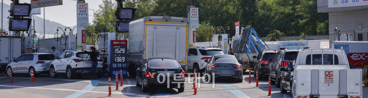 ▲11월부터 유류세 인하폭 축소, 중동 분쟁 확산으로 인한 국제유가 상승으로 주유소 기름값이 오를 것으로 전망된다. 24일 기획재정부에 따르면 정부는 연말까지 유류세 인하 조치를 연장하되 인하폭을 감소한다고 밝혔다. 교통·에너지 환경세법 시행령 및 개별소비세법 시행령 개정안을 보면 다음 달 1일부터 유류세 인하폭은 휘발유는 20%에서 15%로, 경유는 30%에서 23%로 각각 축소된다. 현재 유류세는 휘발유는 리터당 164원 인하된 656원, 경유는 리터당 174원 내려 407원을 부과하고 있다. 이번 세율 조정에 따라 다음달부터 휘발유 유류세는 리터당 698원, 경유 유류세는 448원으로 각각 42원, 41원 오른다. 이날 서울 만남의광장 휴게소에 유가 정보가 게시돼 있다. 조현호 기자 hyunho@