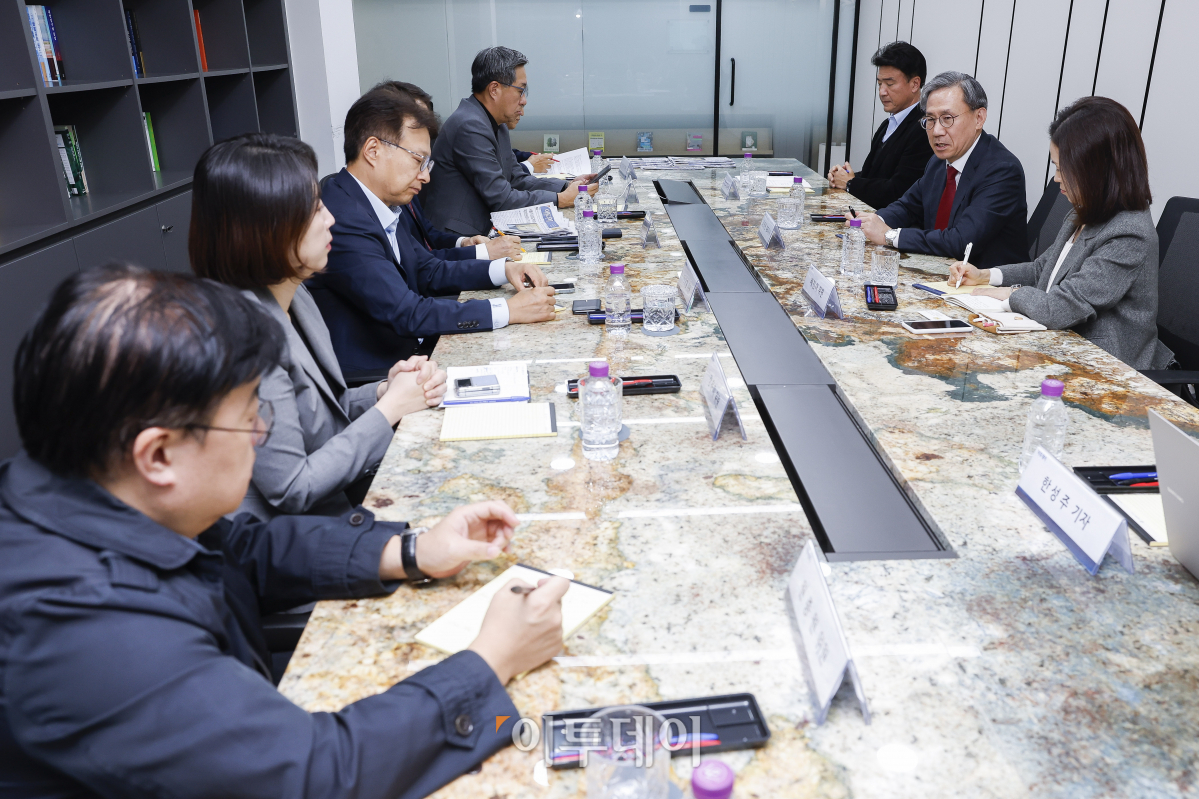 ▲김덕헌 이투데이 대표가 24일 서울 강남구 이투데이 편집국 회의실에서 열린 이투데이 2024년 4분기 독자편집위원회 정례회의에서 발언하고 있다. 이날 회의에는 추문갑 위원장을 비롯한 박홍기, 전하진, 이규홍, 장윤미, 원종원, 배진아 위원과 이투데이 김덕헌 대표, 박성호 편집국장 등이 참석해 의견을 나눴다. 조현호 기자 hyunho@