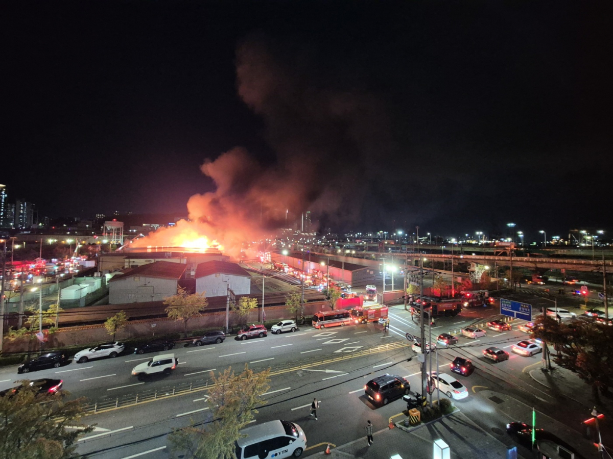 ▲24일 오후 부산 동구 미군 55보급창에서 화재가 발생했다. 부산소방재난본부는 대응2단계를 발령 소방대원 157명과 장비 51대를 투입해 화재를 진압 중이다. (뉴시스)