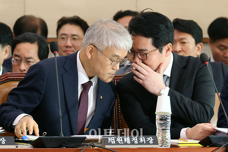 ▲심우정(오른쪽) 검찰총장과 천대엽 법원행정처장이 25일 서울 여의도 국회에서 열린 법제사법위원회 종합 국정감사에서 대화하고 있다. 고이란 기자 photoeran@