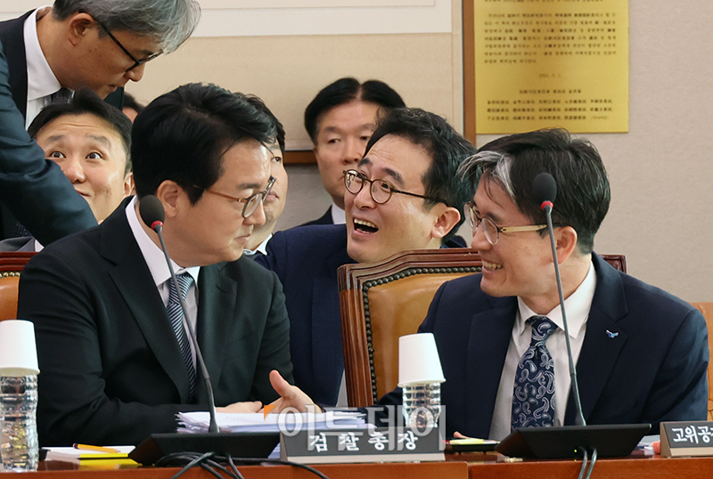 ▲심우정(왼쪽) 검찰총장과 오동운 고위공직자 범죄수사처장이 25일 서울 여의도 국회에서 열린 법제사법위원회 종합 국정감사에서 인사하고 있다. 고이란 기자 photoeran@