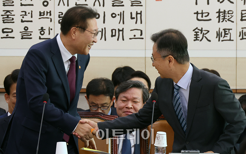 ▲박성재(왼쪽) 법무부 장관과 최재해 감사원장이 25일 서울 여의도 국회에서 열린 법제사법위원회 종합 국정감사에서 인사하고 있다. 고이란 기자 photoeran@