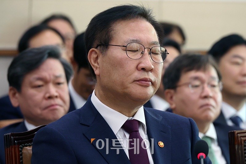 ▲박성재 법무부 장관이 지난달 25일 서울 여의도 국회에서 열린 법제사법위원회 종합 국정감사에서 눈을 감고 있다. 고이란 기자 photoeran@