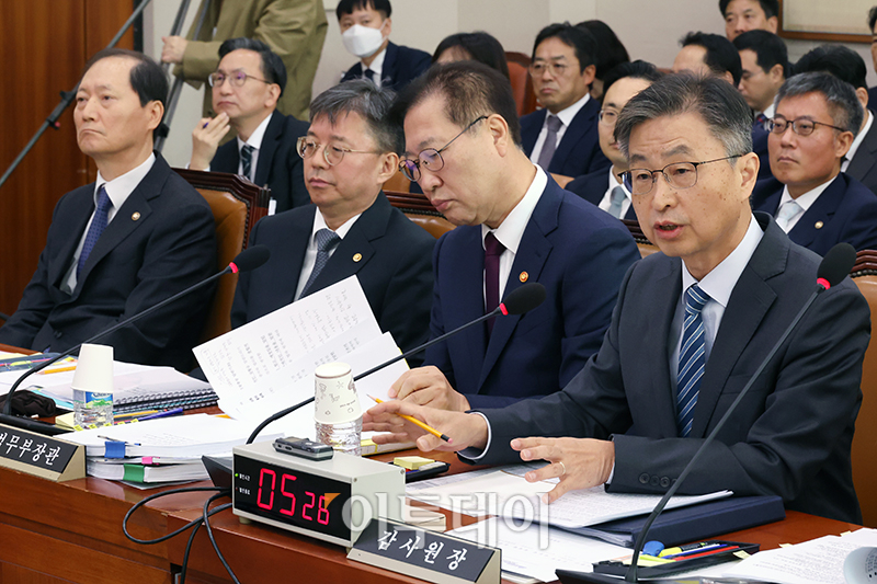 ▲최재해 감사원장이 25일 서울 여의도 국회에서 열린 법제사법위원회 종합 국정감사에서 의원 질의에 답하고 있다. 고이란 기자 photoeran@